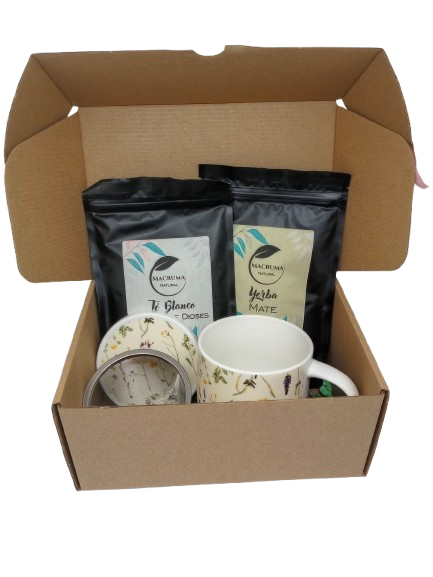 Geschenkpaket mit weißem Tee und Mate plus Tasse mit Filter.